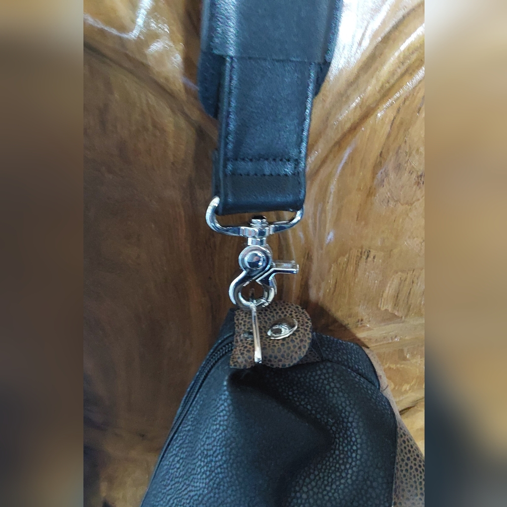 MENS FAUX PEBBLE LEATHER MESSENGER BAG - Picture 5 of 6